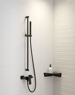 Barre de douche Deante Karbo noire mate avec pommeau de douche à main et flexible fixé au mur.