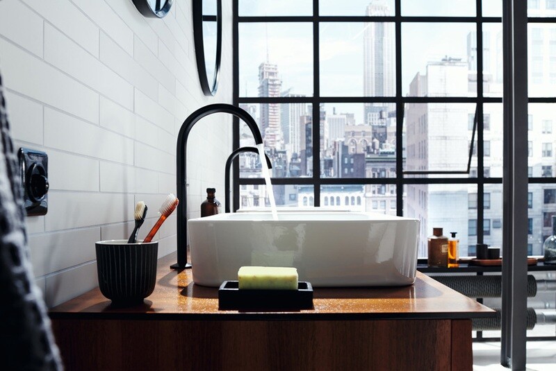 Mitigeur noir AXOR dans une salle de bains contemporaine