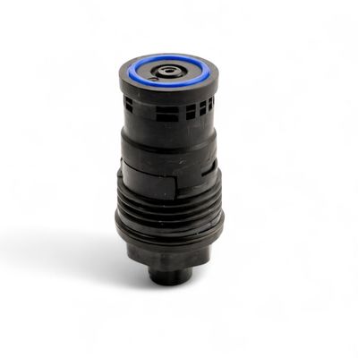 Pulvérisateur de rechange noir pour douche de toilette Deante, anneau bleu sur le dessus, forme cylindrique, fond strié.