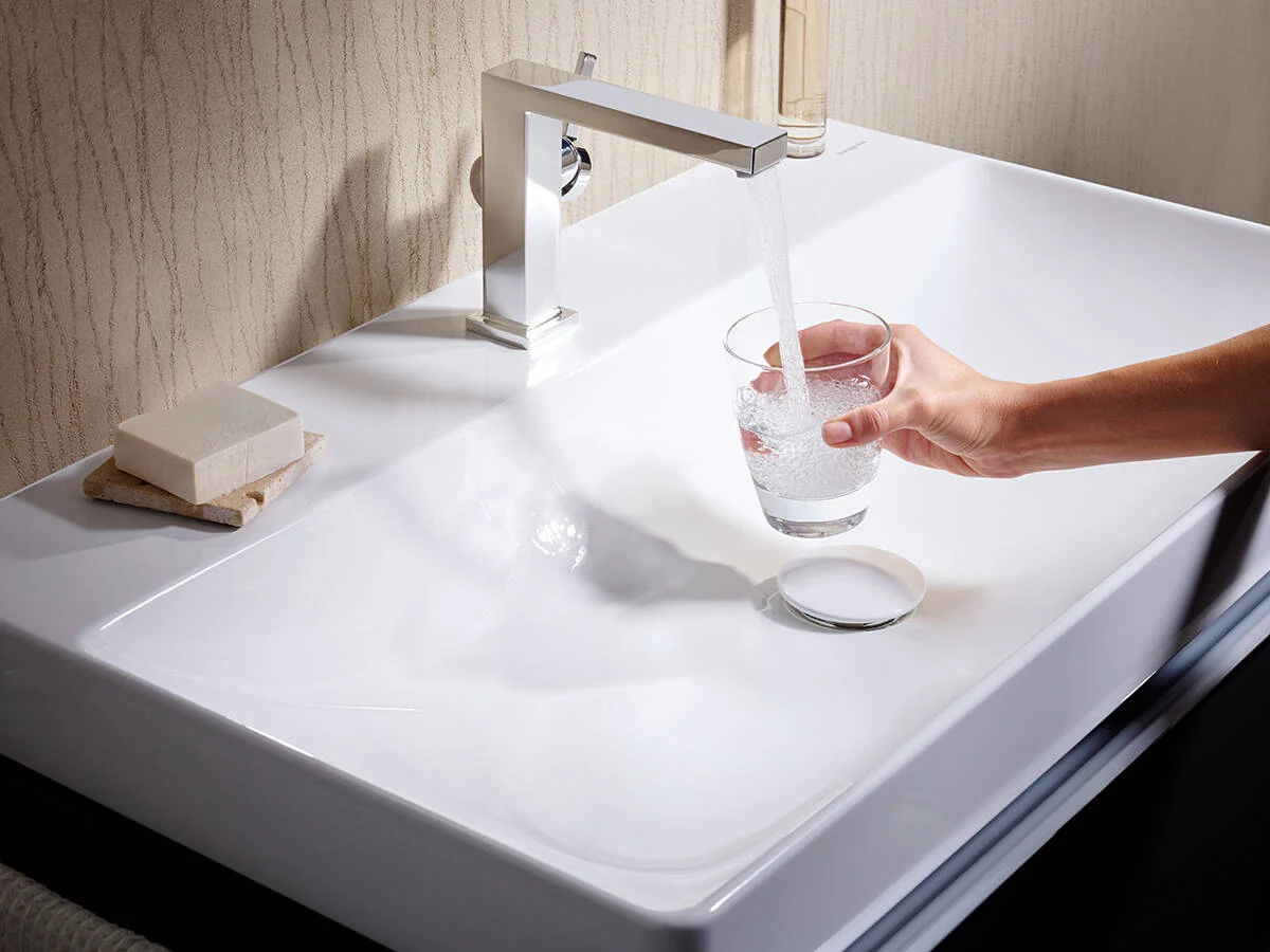 Mitigeur hansgrohe Tecturis E chromé à bec rectiligne au-dessus d’un lavabo blanc